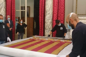 Valéncia recibe la Real Senyera restaurada para el 9 d’Octubre