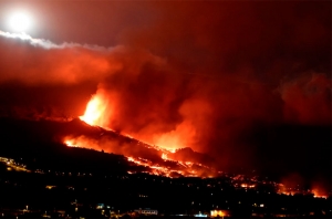 Emerge una nueva boca eruptiva en La Palma y se aumentan las evacuaciones