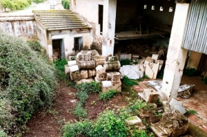 El &#039;cementerio&#039; donde Ribó acumula patrimonio histórico