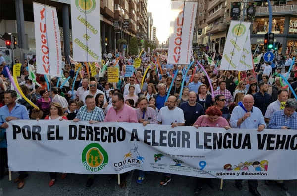 La asociación ‘Idiomas y Educación’ reacciona contra el sindicato que pide que el valenciano sea la lengua mayoritaria en las aulas