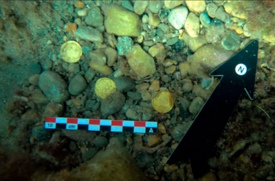 Dos buceadores aficionados encuentran 53 monedas de oro romanas en el fondo marino de Jávea