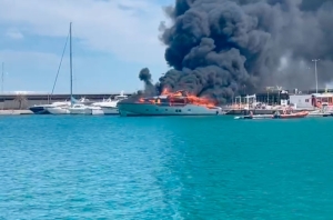 Un yate en llamas en la Marina Sur de Valéncia